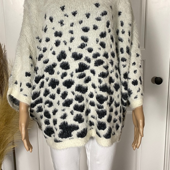36 - PLUS SIZE ANIMAL PRINT SWEATER - Picture 3 of 9